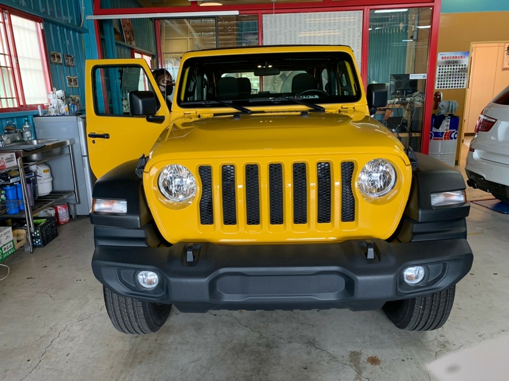 顏色鮮豔的 黃色jeep wrangler sport,再2020年底時,與車友戴先生相見歡 經過三個月時間,從美國安排出口準備、船運裝櫃,到港報關,完成台灣進口車輛所以符合的各項法規測試 顏色鮮豔的 黃色jeep wrangler sport,再2020年底時,與車友戴先生相見歡 經過三個月時間,從美國安排出口準備、船運裝櫃,到港報關,完成台灣進口車輛所以符合的各項法規測試