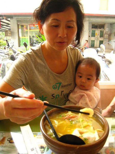 她說一手抱小孩一手吃麵是她的專長