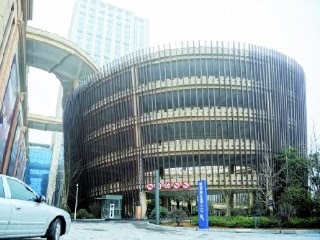 杭州 史上最暈停車場 外觀像北京國家體育館「鳥巢」，又像世博荷蘭館，有一個環形坡道通向裡面。