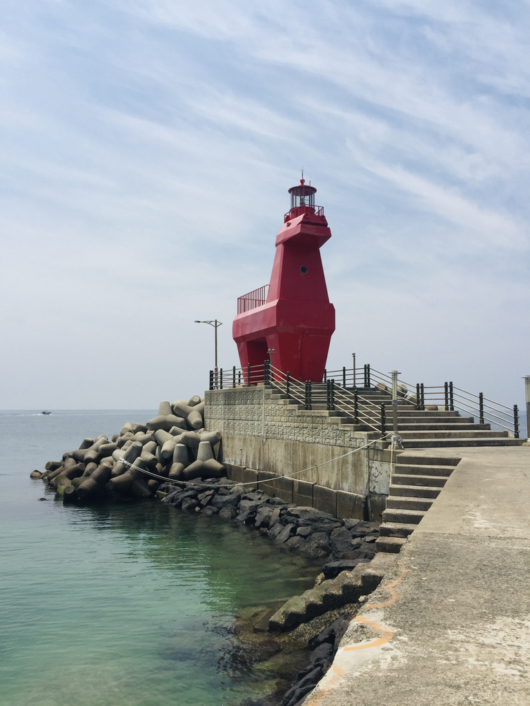 [韓國旅遊] 濟州島自由行 海邊走走景點懶人包- 紅白馬燈塔與彩色椅