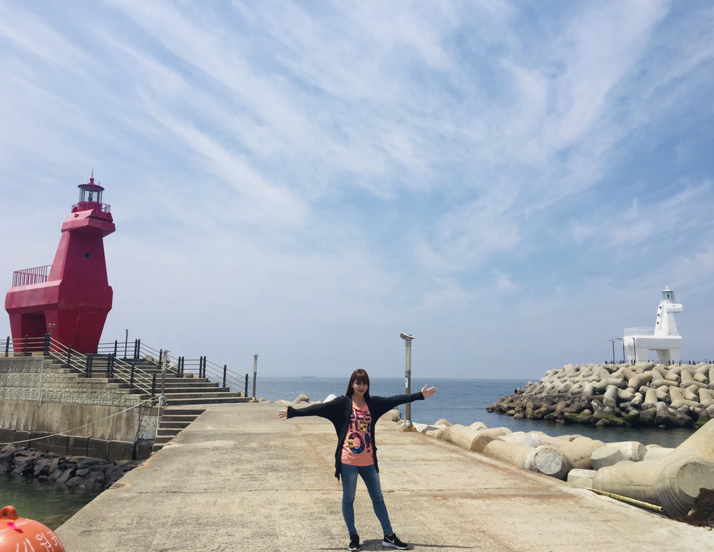 [韓國旅遊] 濟州島自由行 海邊走走景點懶人包- 紅白馬燈塔與彩色椅