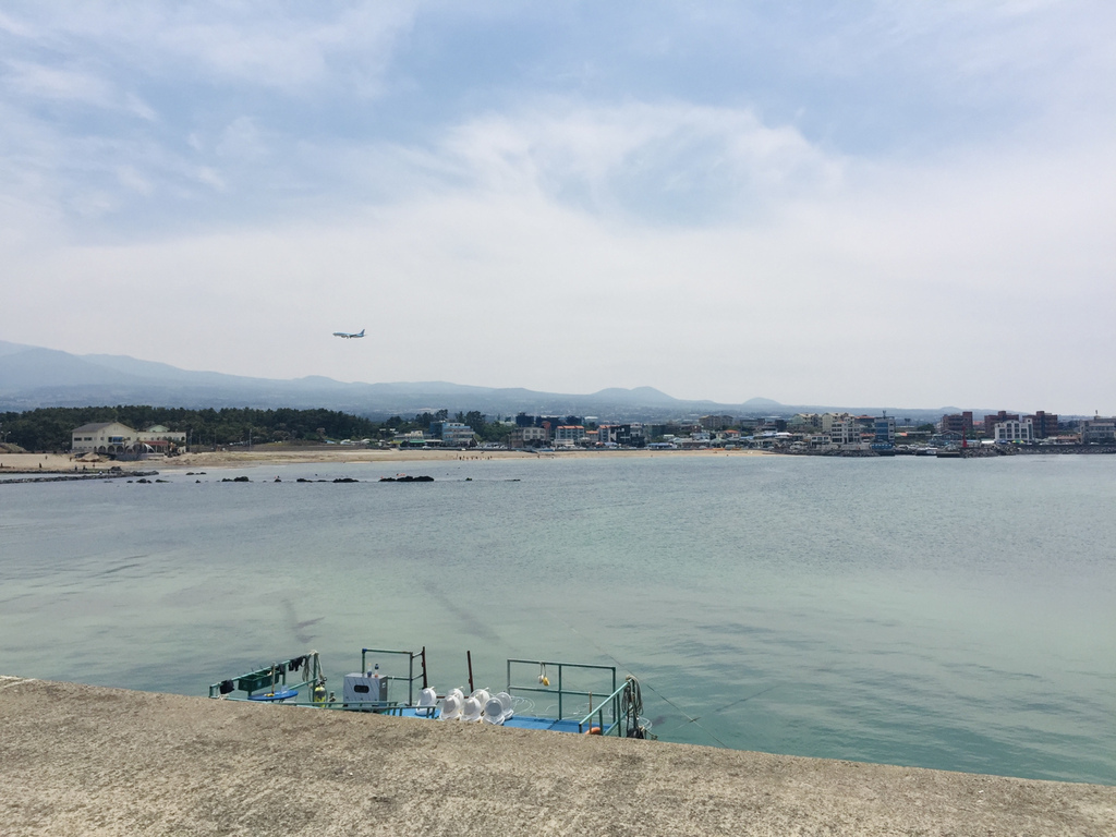 [韓國旅遊] 濟州島自由行 海邊走走景點懶人包- 紅白馬燈塔與彩色椅