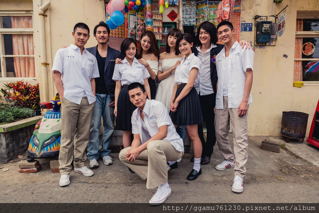 0804 《鬥魚》電影版正式宣佈安以軒(中)、藍正龍(左二)、張勛傑(右二)、陸明君(右三)與電影版潛力新秀王淨(左三)、林柏叡(中前)等人合影(圖:多曼尼題供).jpg 0804 《鬥魚》電影版正式宣佈安以軒(中)、藍正龍(左二)、張勛傑(右二)、陸明君(右三)與電影版潛力新秀王淨(左三)、林柏叡(中前)等人合影(圖:多曼尼題供).jpg