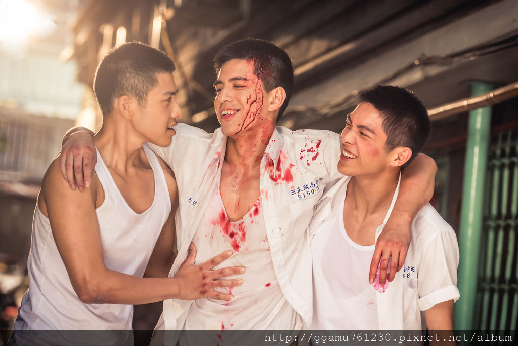 0704 林柏叡(中)與吳岳擎(左)、林輝瑝戲裡戲外都培養出好交情。(圖:多曼尼提供).jpg