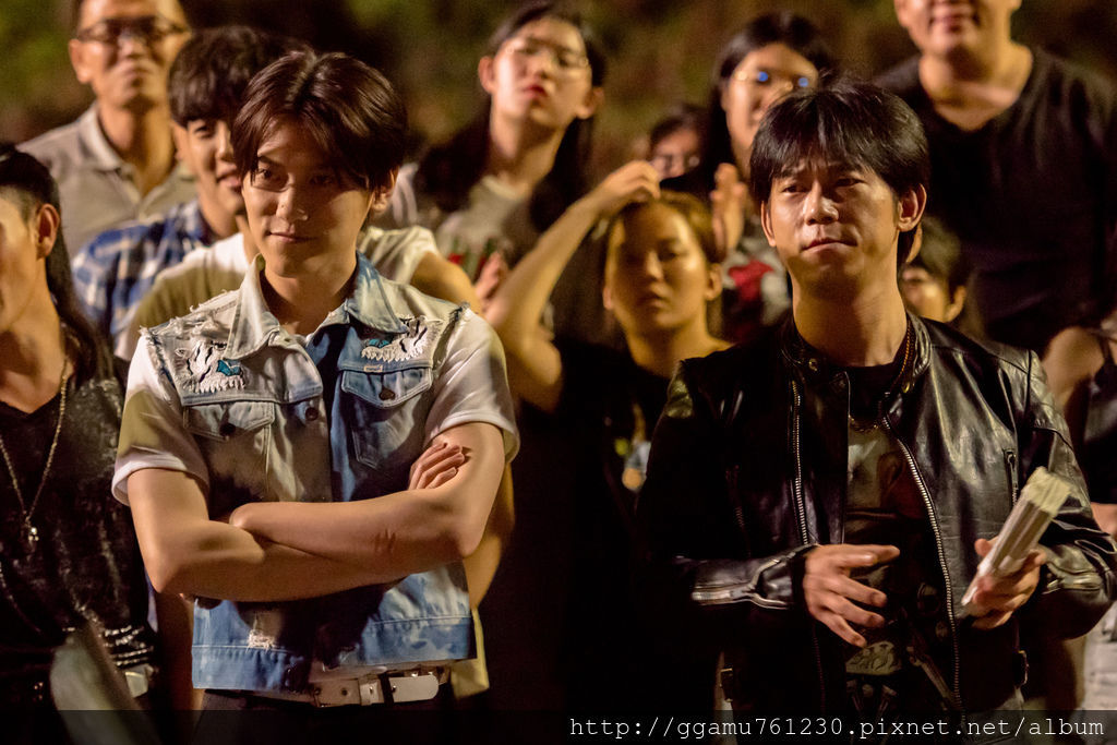 0307顏正國(右)參與《鬥魚》電影版特別演出,左為邱宇辰。(圖:多曼尼提供).jpg 0307顏正國(右)參與《鬥魚》電影版特別演出,左為邱宇辰。(圖:多曼尼提供).jpg