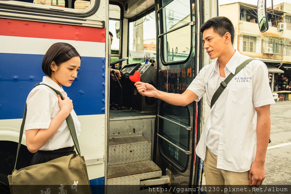 0629《鬥魚》電影版釋出前導預告,王淨飾演的小燕子收下林柏叡飾演的于皓心型紙條。(圖:多曼尼提供) 拷貝.jpg