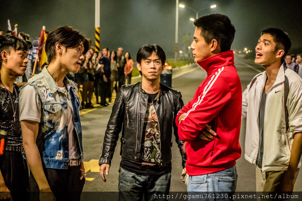 0307顏正國參與《鬥魚》電影版特別演出,與林柏叡(右二)、邱宇辰(左二)、林輝瑝(右一)、蔡哲文(左一)有精彩對手戲。(圖:多曼尼提供).jpg 0307顏正國參與《鬥魚》電影版特別演出,與林柏叡(右二)、邱宇辰(左二)、林輝瑝(右一)、蔡哲文(左一)有精彩對手戲。(圖:多曼尼提供).jpg