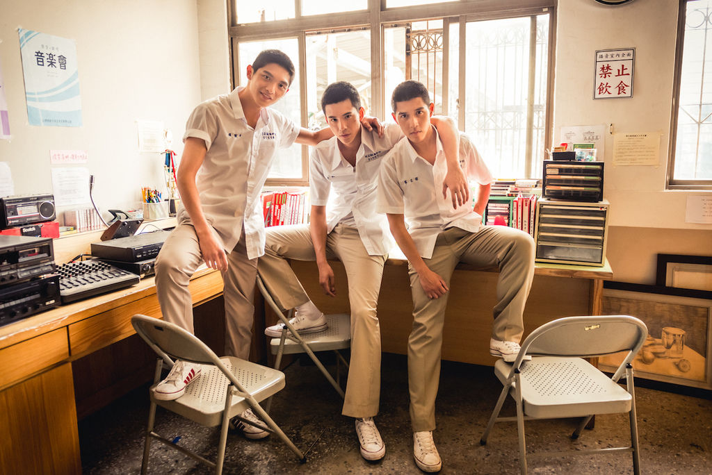 0629 林柏叡(中)與吳岳擎(右)林輝煌(左)在《鬥魚》電影版中有濃厚的兄弟情。(圖:多曼尼提供).jpg