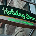 我們的旅館叫做Holiday INN