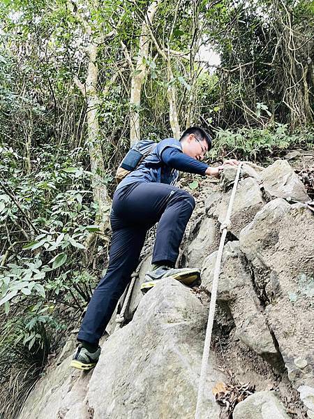 【三腳南山】有點意思｜地乾也滑地濕更滑的小百岳｜峰頂海拔11