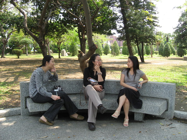 公園裡三女子