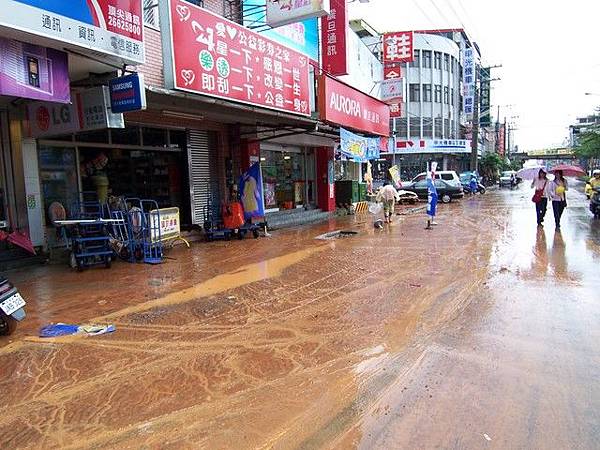 水退後，留下更難清理的泥沙