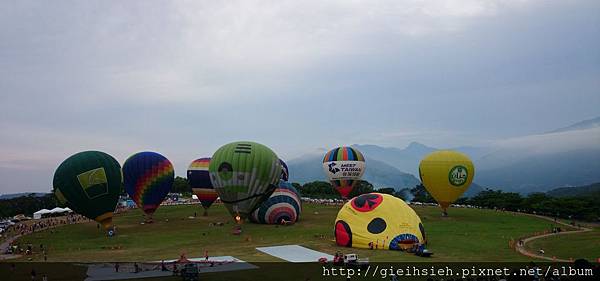 【陪烏龜散步】20150728 親子台灣環島 D4 2015 熱氣球嘉年華(Taiwan Balloon Festival)@ 台東鹿野高台   前面黃色「撲克小丑 Lady Joker」 今天第一個造型熱氣球