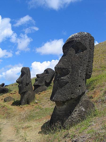 Moai_Rano_raraku.jpeg