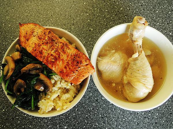 2013.10.31 鮭魚佐奶油蘑菇菠菜飯+蒜頭雞湯