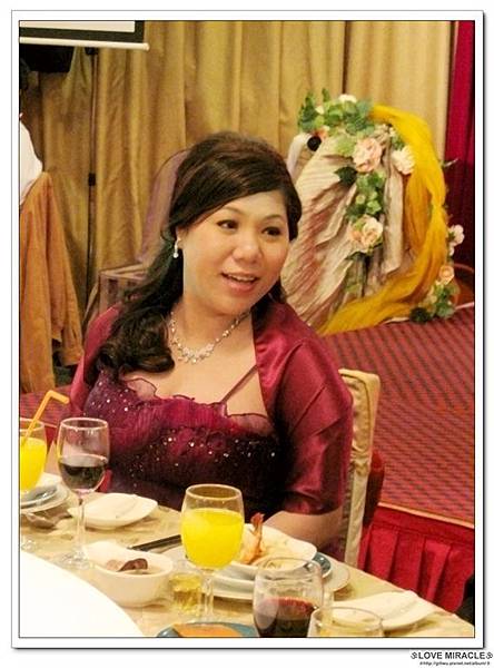 這套禮服，也是臨時換的，是GG挑的哦~~真的很好看哩