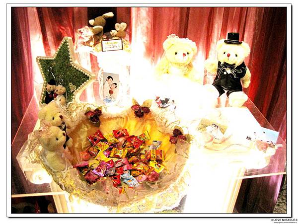 連這這這~~也是餐廳佈置的，真的是超貼心的~那可愛的熊熊送客糖盤子，也是餐廳的哦~~