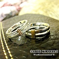 終於可以看到大寶貝們的近照啦~左邊是gg的水鑽戒,右邊是老爺的~男戒有分二種款式,老爺選擇沒有水鑽款,因為鑽類,老爺不愛~