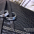 這款戒和其他的不同是,同樣的戒寬,但因為這款是縷空的設計,讓人不會覺得這戒很粗,因為gg喜歡秀氣一點的fu~