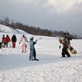 大家一路拎著滑雪板走過來