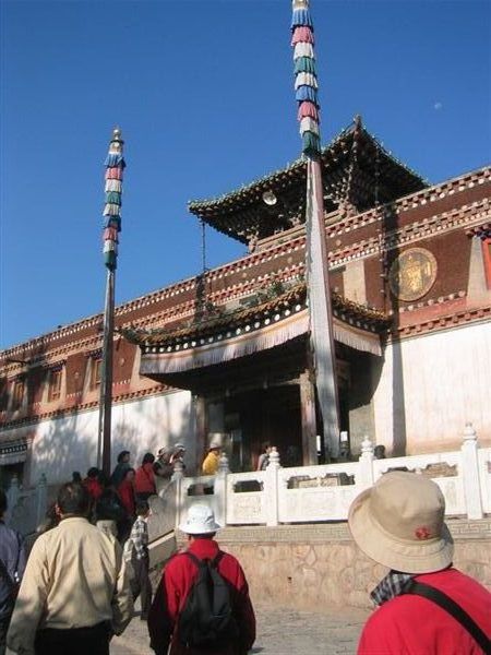 門口有兩根高柱子的是喇嘛修行的學校