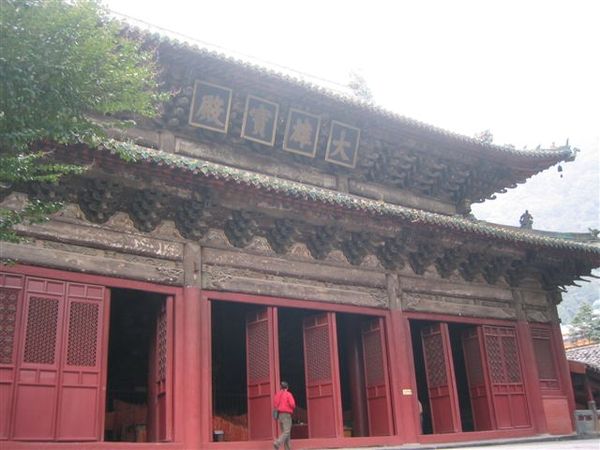 深山中土皇帝所建報恩寺中的大雄寶殿 