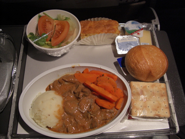 機上的晚餐是雞肉配馬鈴薯。