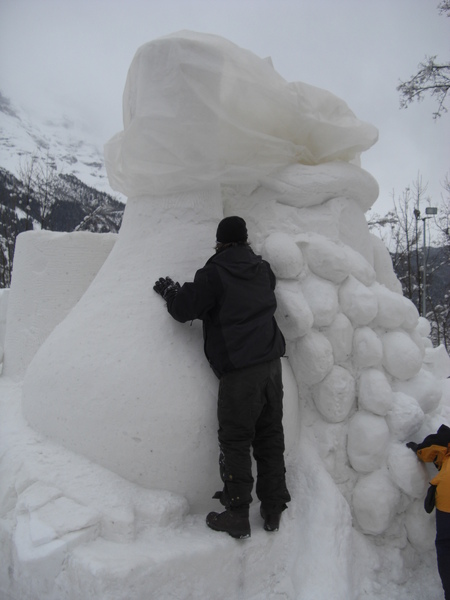 第一次看到雪雕，還是正在雕塑的階段。