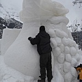 第一次看到雪雕，還是正在雕塑的階段。