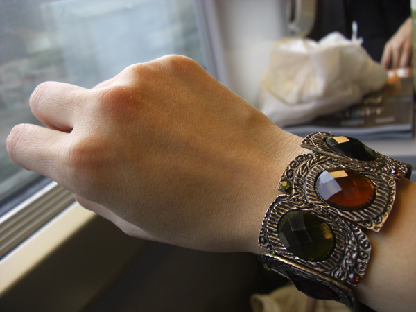 五月花心愛的寶石手環─購自香港。