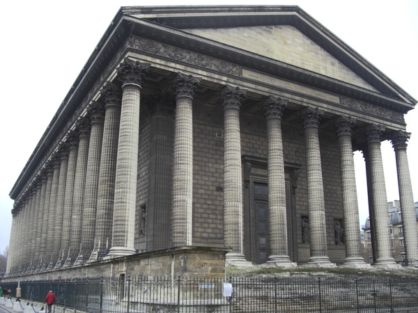 瑪德蓮教堂─古希臘神殿式建築，為彰顯拿破崙的豐功偉蹟而建，完成於1824年。