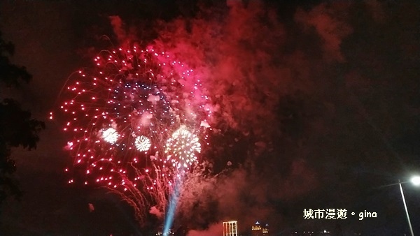 【台北大同區】大稻埕碼頭水幕煙火秀。台北河岸音樂祭