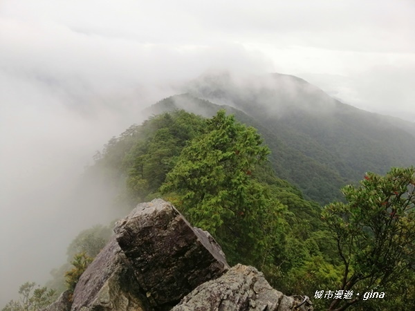 【台中和平】險峻危崖挑戰你的膽量。 鳶嘴山步道