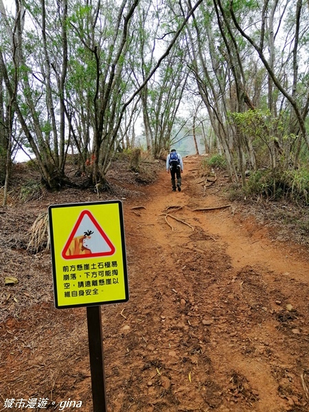 【苗栗三義】拍照要遠離懸崖邊~美景只能遠觀。 No35小百岳