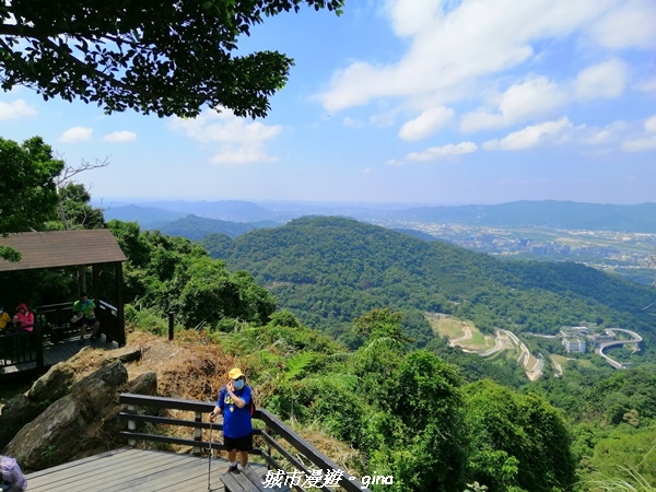 【新北土城】景色開闊。 No18小百岳~天上山步道