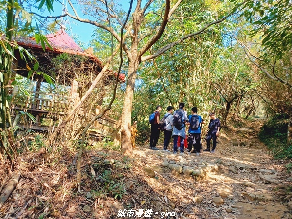 【台南白河】在虐腳的石坡路奮力前進。 小百岳集起來。  No