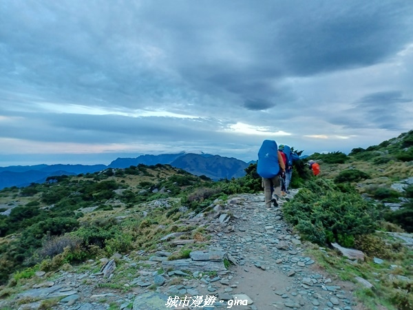 【台東海端】坐的夠久等到藍寶石般的嘉明湖。No28百岳三叉山