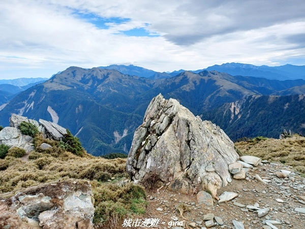 【台東海端】坐的夠久等到藍寶石般的嘉明湖。No28百岳三叉山