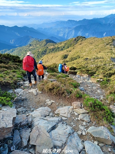 【台東海端】坐的夠久等到藍寶石般的嘉明湖。No28百岳三叉山