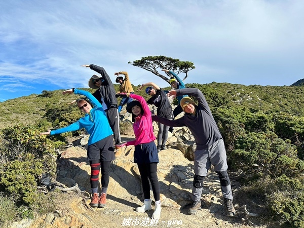 【台東海端】坐的夠久等到藍寶石般的嘉明湖。No28百岳三叉山