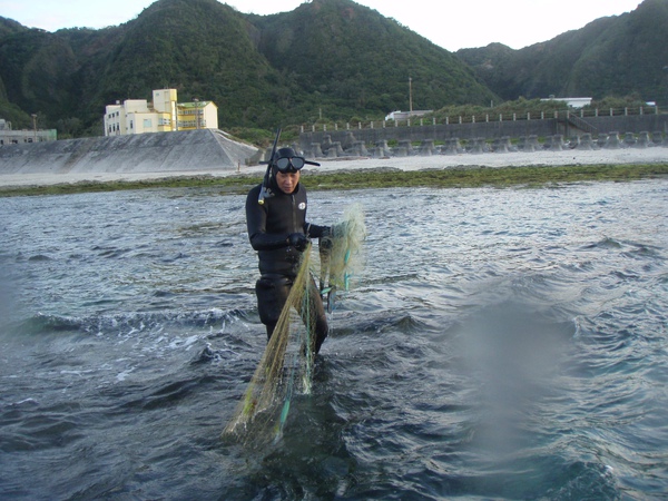 浮潛區違規漁網予清除.JPG