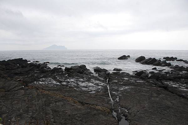 從海蝕平臺看龜山島