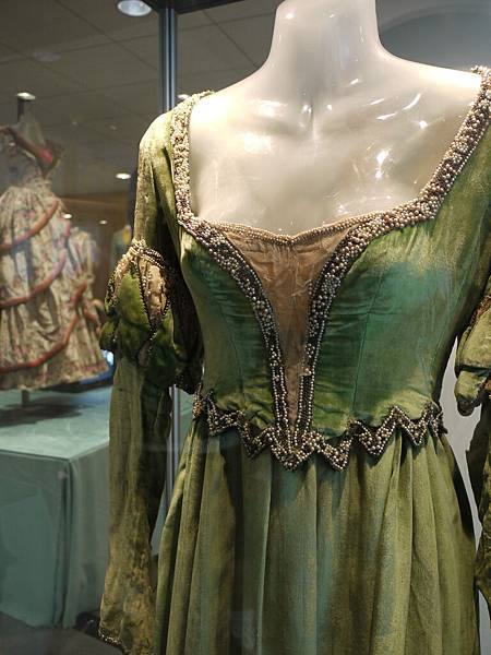 16_Mary Pickford green velvet gown with beaded bodice from The Taming of the Shrew_04.JPG