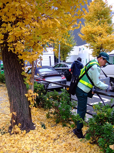 跨欄準備去開單的警察