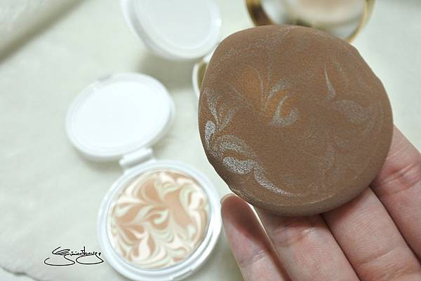 AGE20's 瓷透肌聚焦爆水粉餅