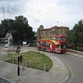 Castle park前停著sightseeing bus