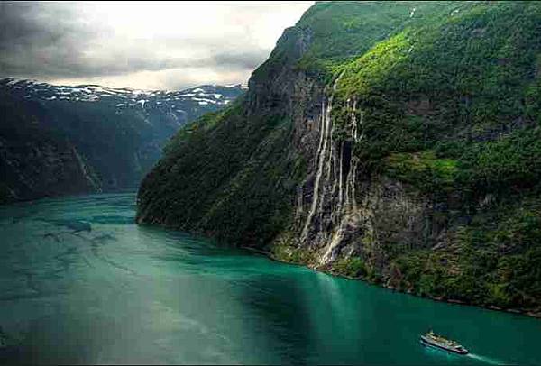 七姐妹瀑布，挪威.jpg
