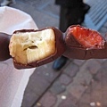 176 草莓巧克力糖葫蘆竟然有香蕉混在裡面~賊.jpg