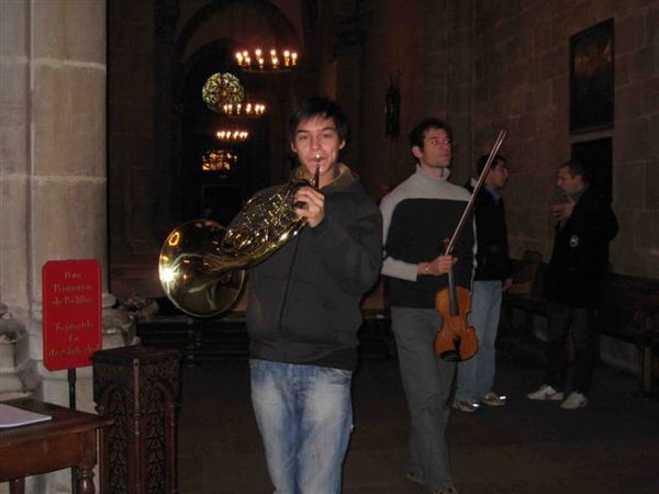 0932 嘿..剛好拍到吹法國號的瑞士帥哥耶^^.jpg