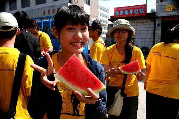 [恬恬攝] 吃好甜多汁的西瓜